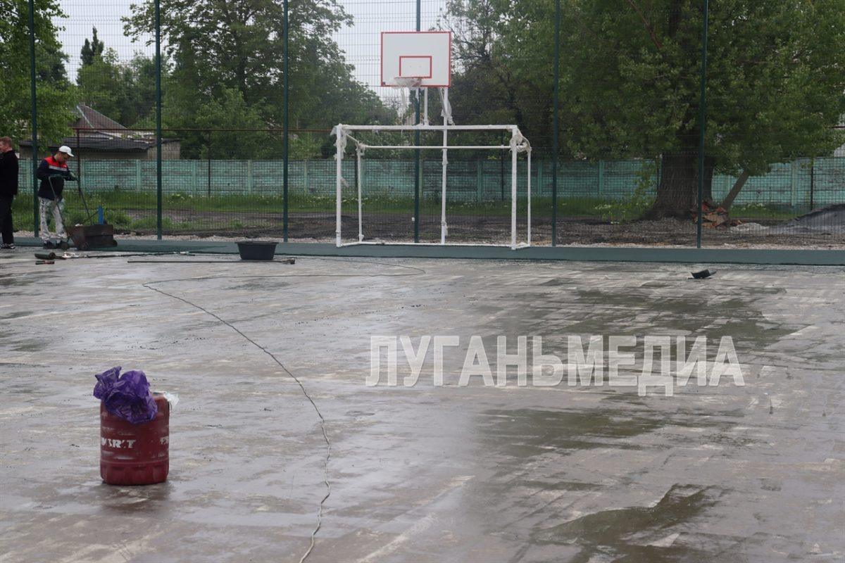 К концу мая в Свердловске завершится благоустройство футбольного поля в пер. Станционный