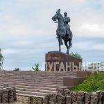 В Луганске идут работы по восстановлению сквера у памятника Ворошилову