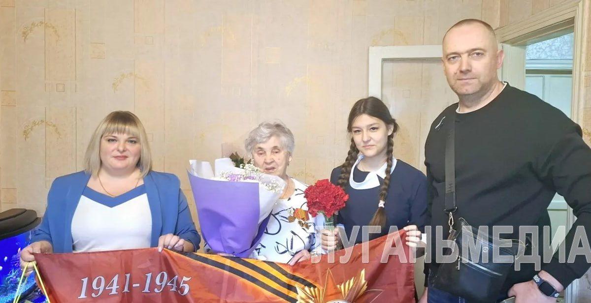 Краснолучанку, пережившую блокаду Ленинграда, поздравили с Днем Победы