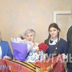 Краснолучанку, пережившую блокаду Ленинграда, поздравили с Днем Победы