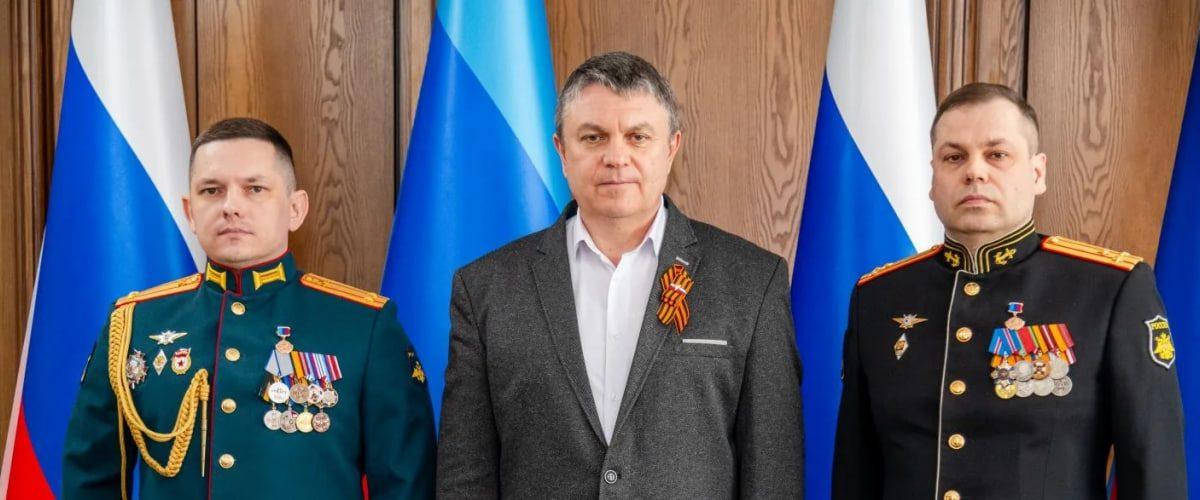 Леонид Пасечник присвоил звание Героя Луганской Народной Республики двум военнослужащим Российской Федерации