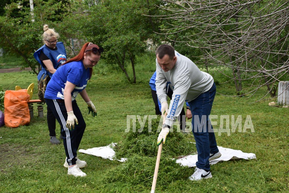Единороссы Первомайска привели в порядок детскую площадку