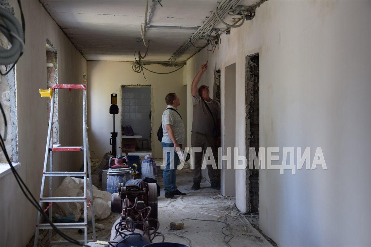 Единороссы Славяносербщины познакомились с ходом ремонтных работ в детско-юношеской спортивной школе