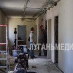 Единороссы Славяносербщины познакомились с ходом ремонтных работ в детско-юношеской спортивной школе