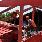 Продолжается капитальный ремонт кровли одного из жилых домов Антрацита