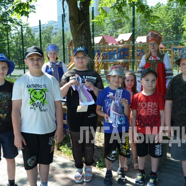 В Кировске сотрудники детской городской библиотеки провели патриотическую акцию «Зову тебя Россиею»