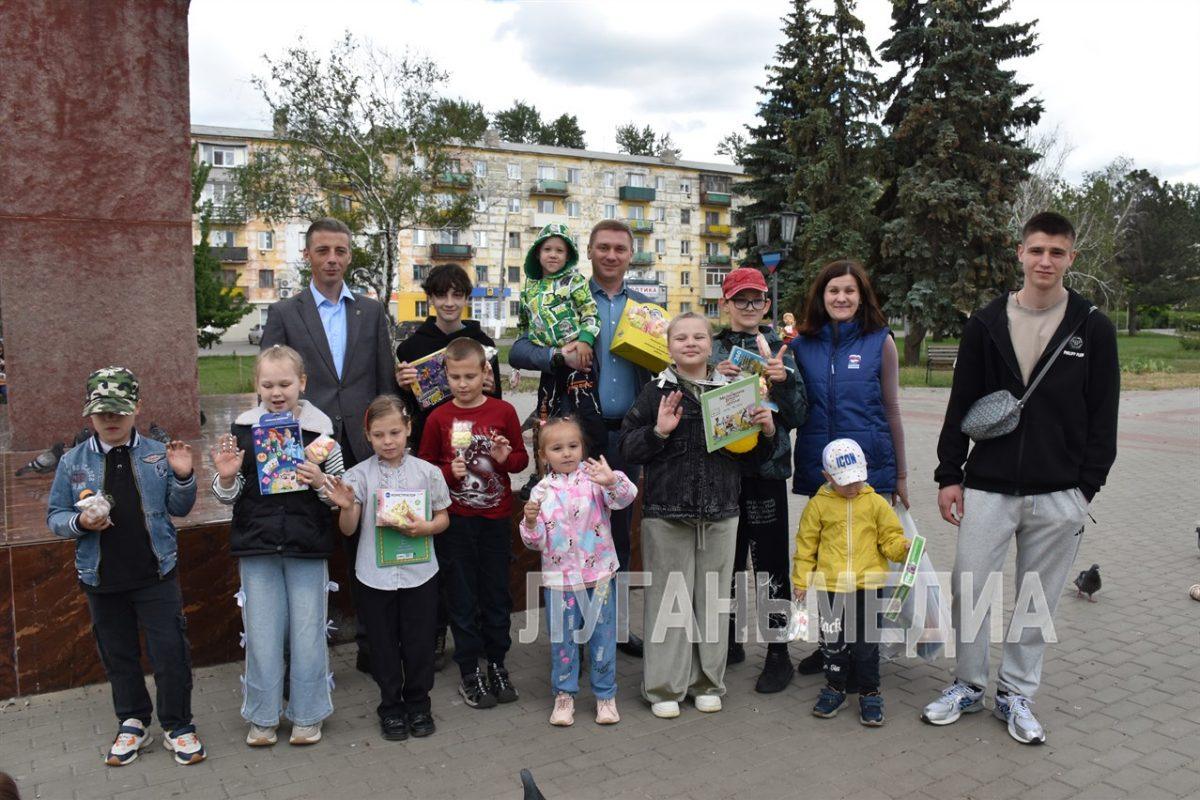 В рамках празднования Международного дня защиты детей единороссы провели в Кировске акцию «Счастливое детство»