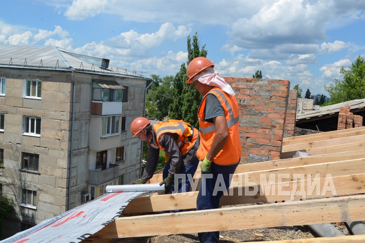 В Кировске продолжаются кровельные работы