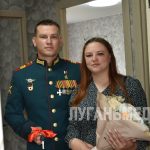 По поручению Главы ЛНР Герою России из Антрацита вручили ключи от новой квартиры