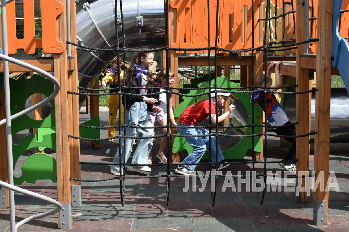 В Антраците в сквере им. Т. Г. Шевченко прошла игровая программа «Город счастливого детства»