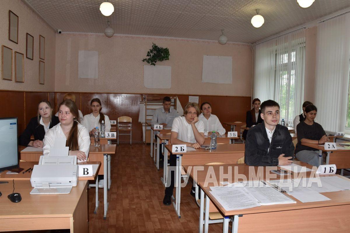 Краснодонские выпускники сдают ЕГЭ по русскому языку
