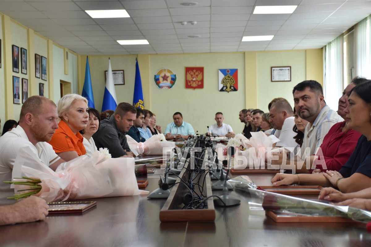 В преддверии 233-й годовщины образования города Ровеньки в зале заседаний Администрации состоялось торжественное мероприятие