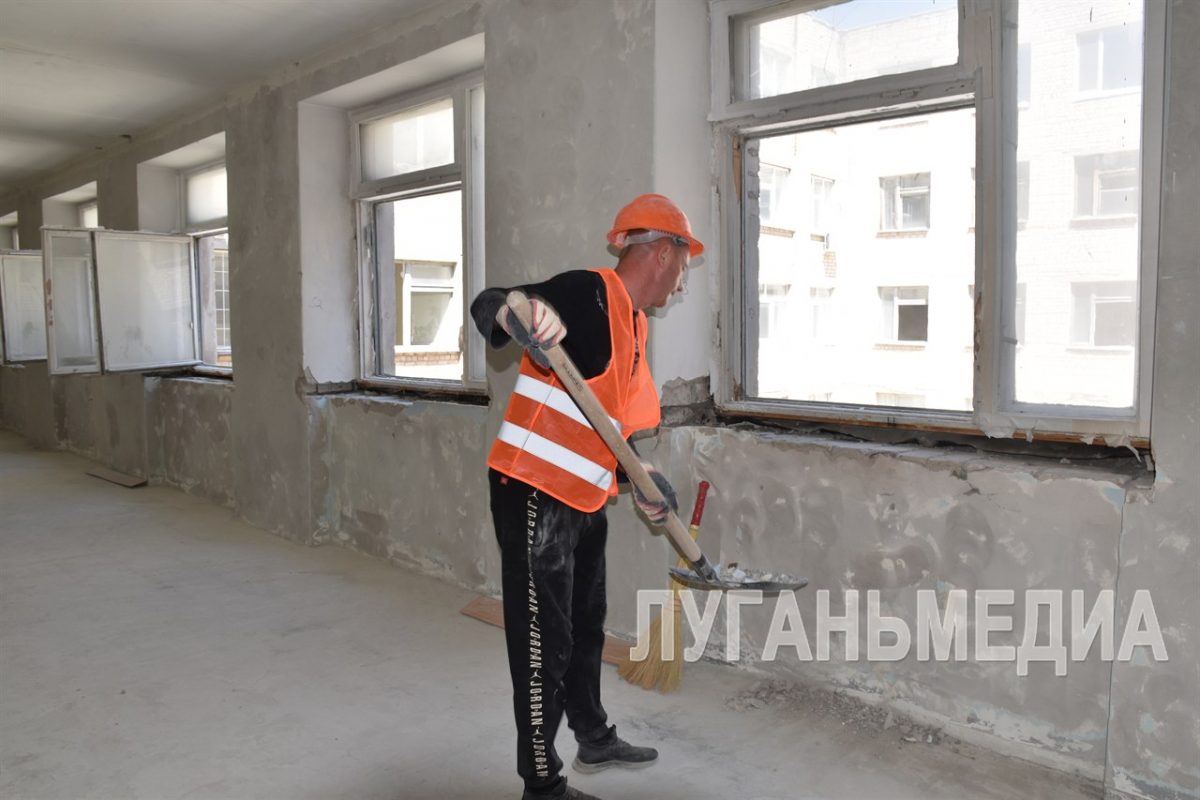 В Краснодонской СШ № 4 продолжается капитальный ремонт
