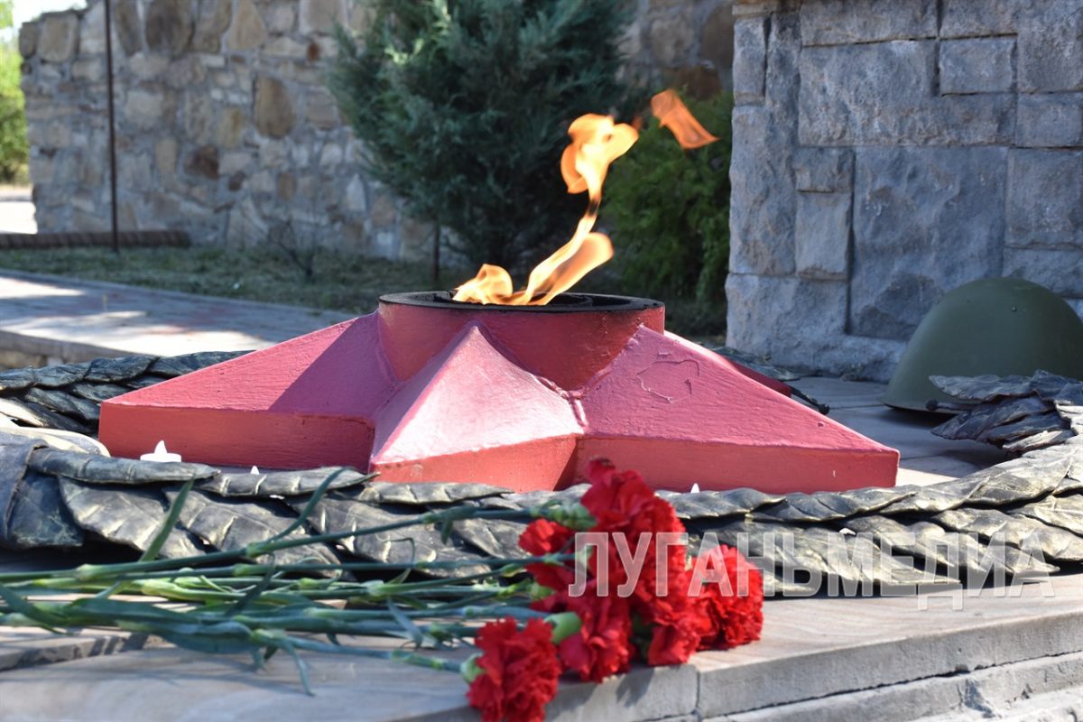 В День памяти и скорби в Перевальске возложили цветы к мемориалам