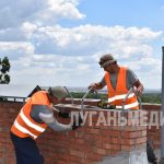 Специалисты региона-шефа Оренбургской области ремонтируют кровли домов в Перевальском м.о.