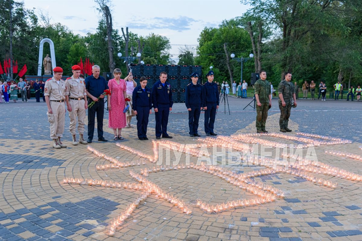 В День памяти и скорби луганские активисты зажгли тысячи свечей в память о погибших в…