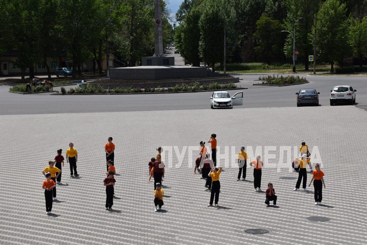 На площади у ДК металлургов сегодня состоялся детский флешмоб, приуроченный к старту летнего сезона