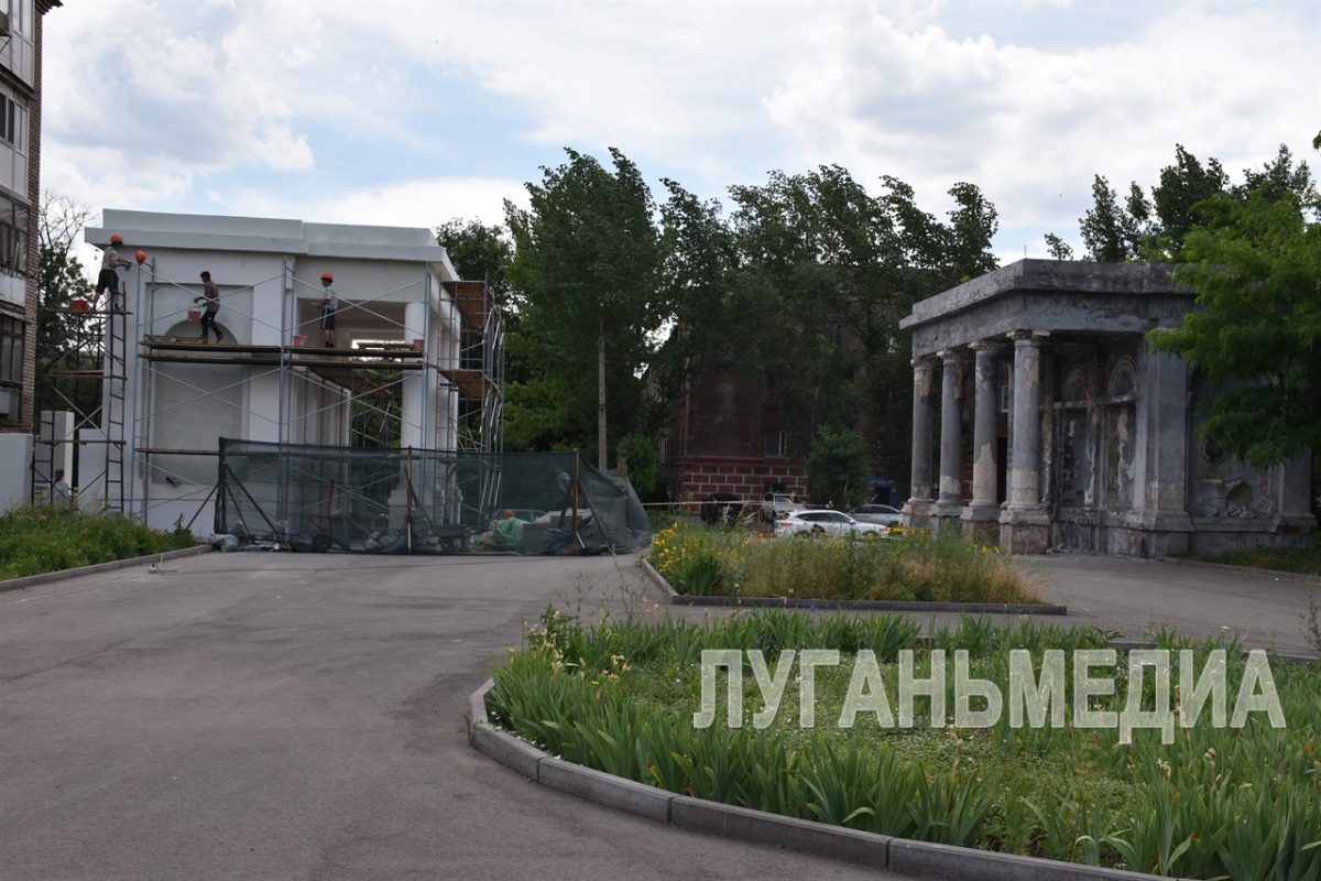 В Алчевске по народной программе «Единой России» продолжается благоустройство Сквера Доблести и Славы