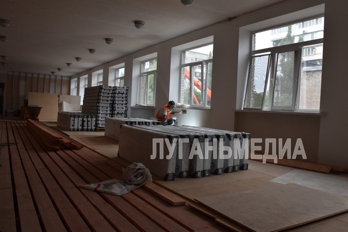 В Алчевской средней школе № 17 продолжается капитальный ремонт. Первый капитальный ремонт с 1966 года