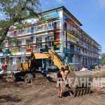 В Красном Луче проверили ход благоустройства школы № 7
