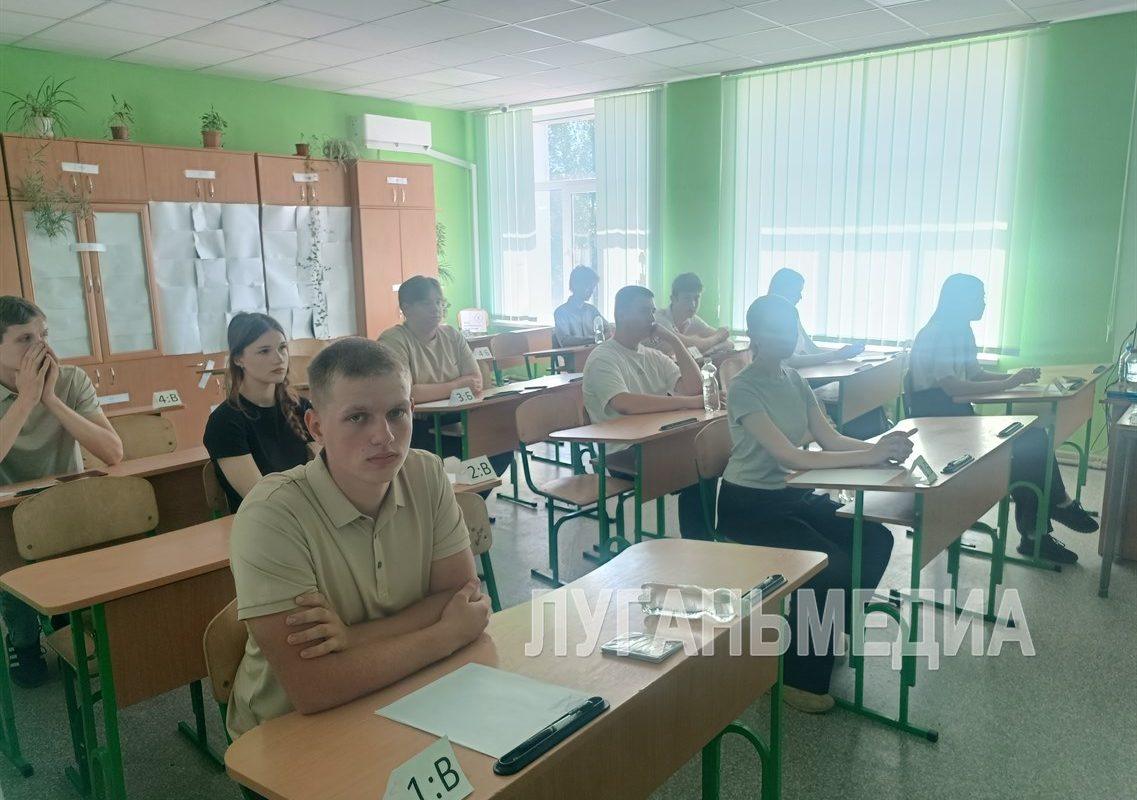 Выпускники Станично-Луганского округа пишут ЕГЭ по математике