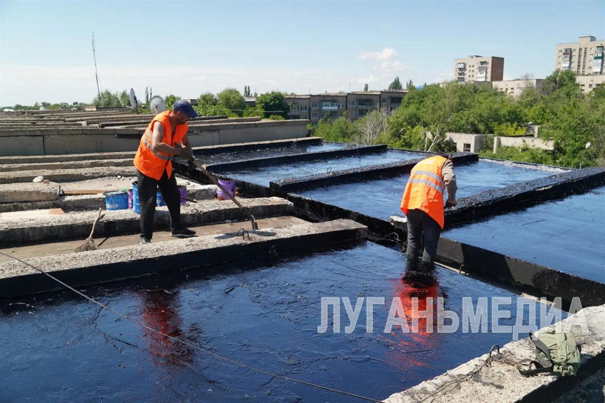 Специалисты Антрацитовского филиала ЕУК ведут плановый текущий ремонт МКД города