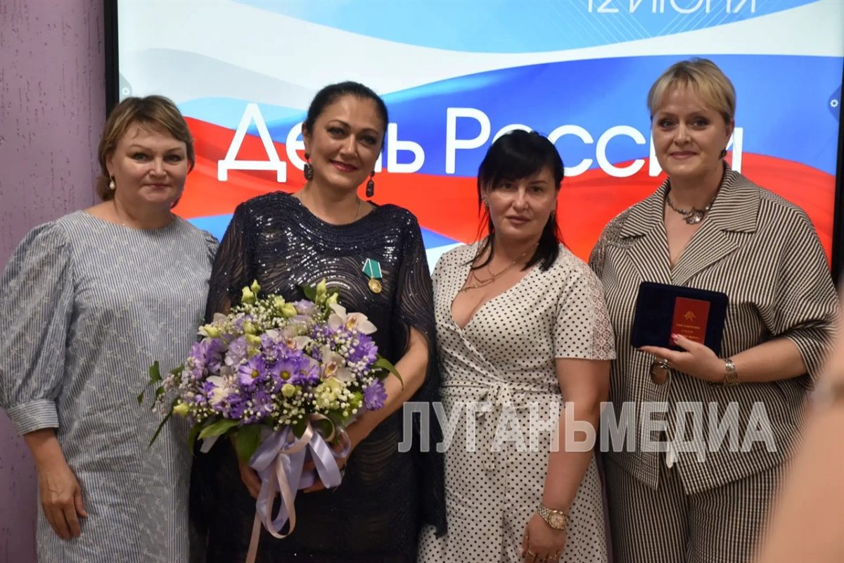 В Стаханове выступила известная исполнительница романсов Анна Турченко