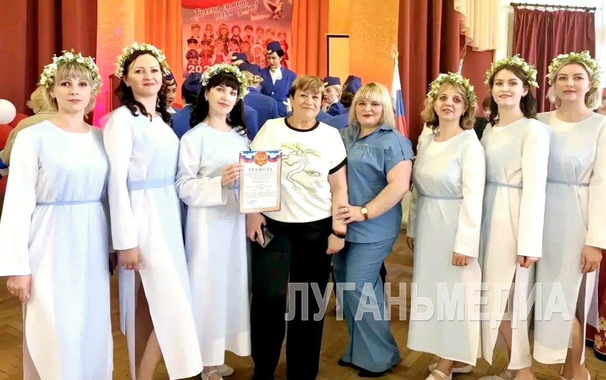 В Красном Луче прошел конкурс художественной самодеятельности среди профсоюзных коллективов образовательных учреждений