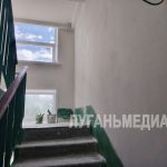 Единая управляющая компания проводит в Стаханове текущий ремонт подъездов многоквартирных домов