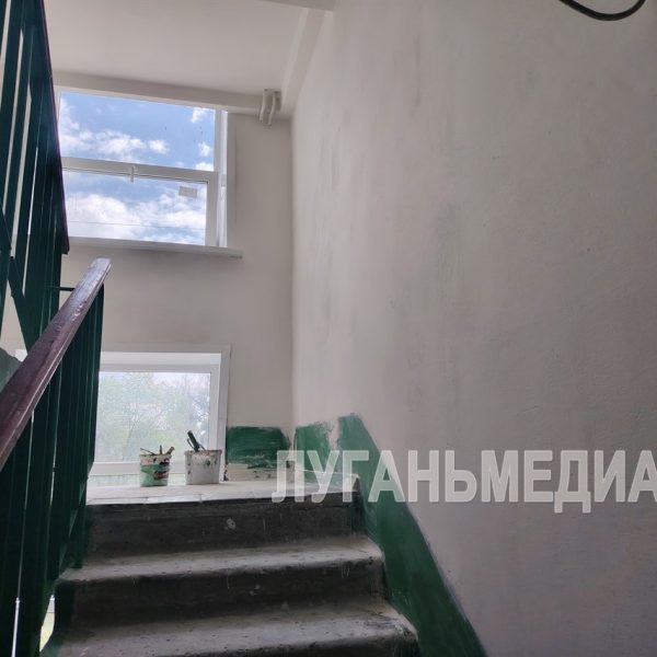 Единая управляющая компания проводит в Стаханове текущий ремонт подъездов многоквартирных домов