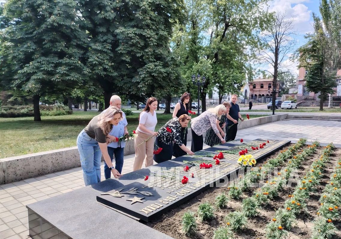 Стахановчане возложили цветы в День памяти и скорби