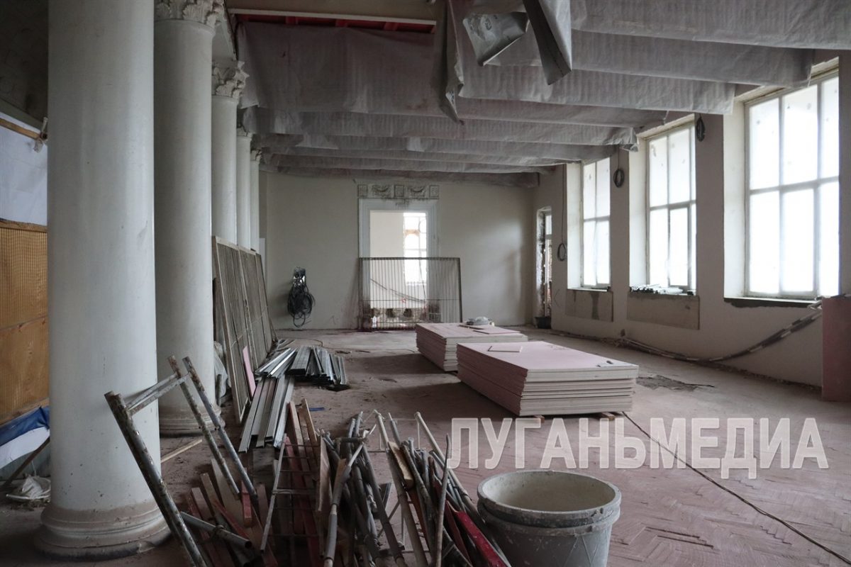 В поселке Комсомольский выполняются работы по капитальному ремонту здания клуба