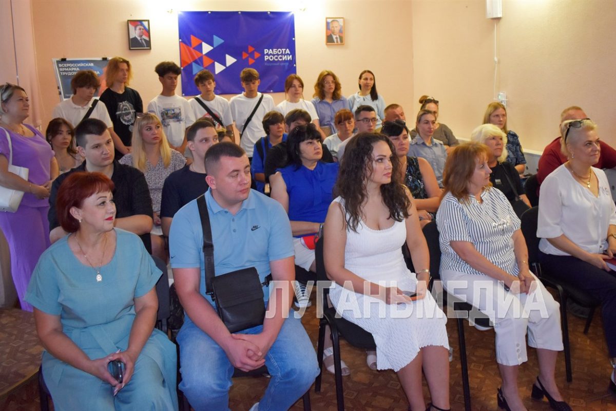 Брянка приняла участие во Всероссийской ярмарке трудоустройства «Работа России. Время возможностей»