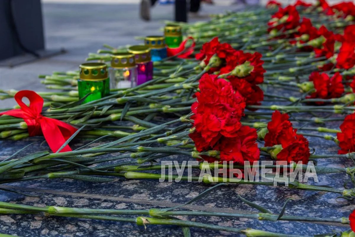 Луганчане возложили цветы к монументам в День памяти и скорби