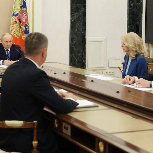 Леонид Пасечник доложил Президенту России Владимиру Владимировичу Путину о том, как оказывается помощь и поддержка родственникам погибшим…