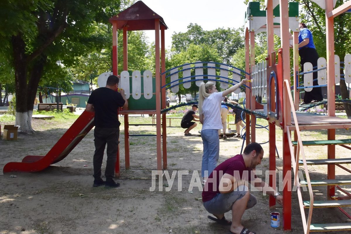 Единороссы Марковщины дали старт обновлению детской площадки в парке