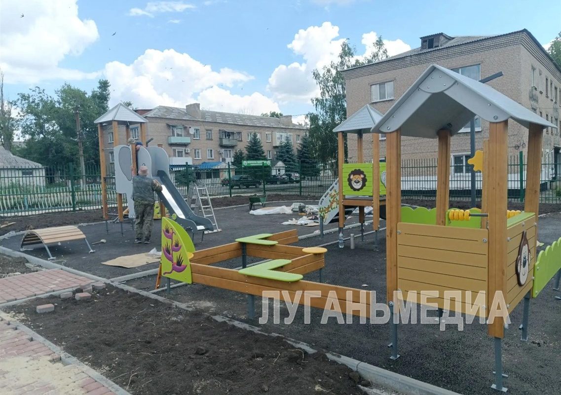 В Ровеньках улица Чехова продолжает преображаться