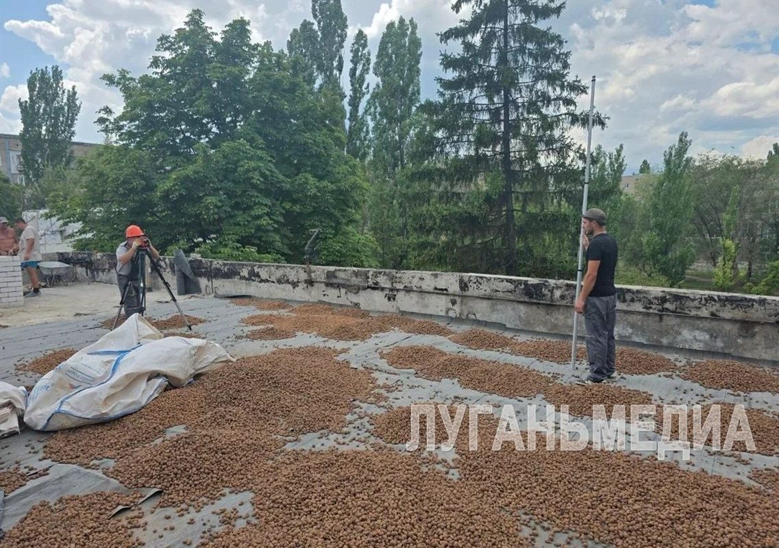 В детском саду «Сказка» города Первомайска активными темпами ведутся капитальные работы по обновлению кровли