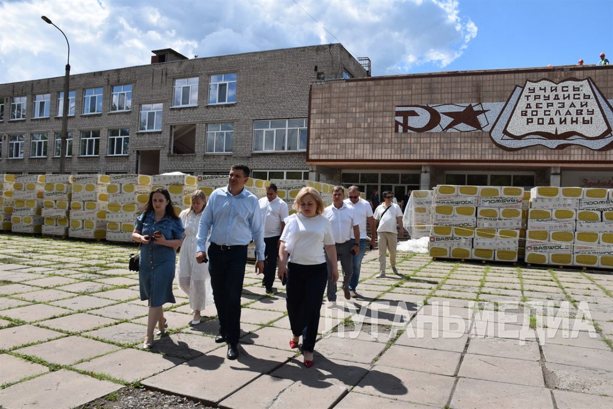 В Алчевске единороссы и общественность проверили ход ремонтных работ в учреждениях образования города