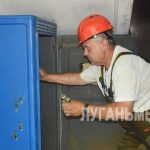 В Лутугино заменили вводной рубильник в доме на проспекте Мира
