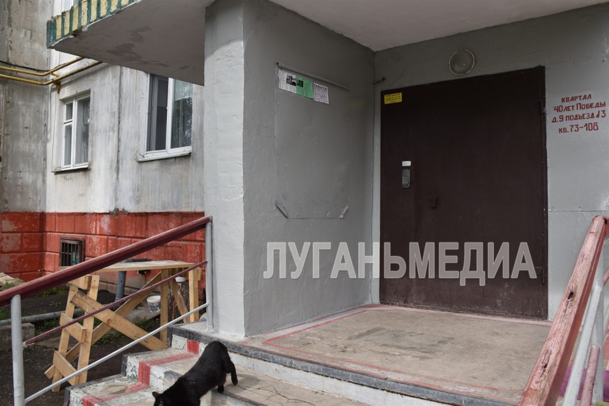 В Первомайске по заявкам жильцов ремонтируются входные группы многоэтажек