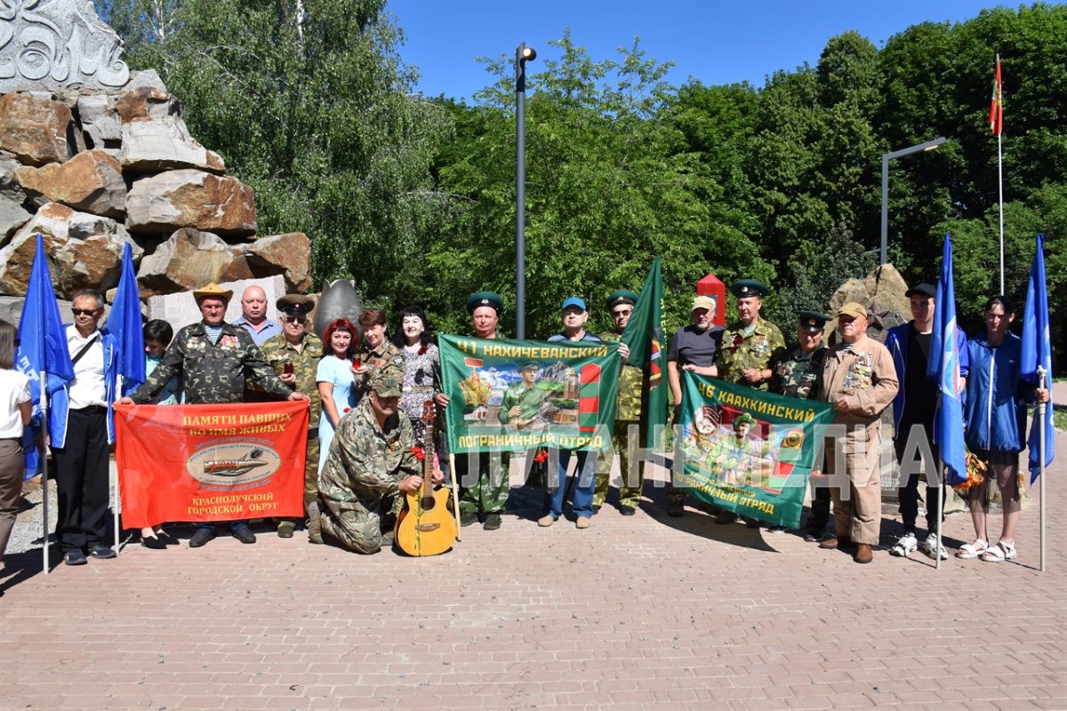 В Красном Луче прошла акция «Огонь поколений: эстафета подвига»
