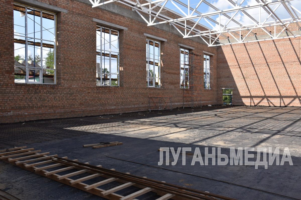 В Красном Луче продолжается строительство спортивного зала