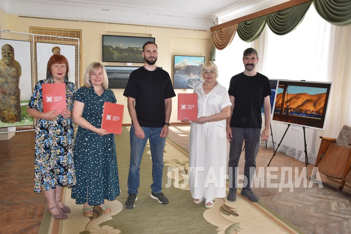 Известные художники провели экскурсию в стахановском музее