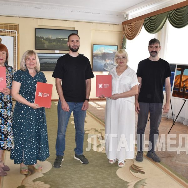 Известные художники провели экскурсию в стахановском музее