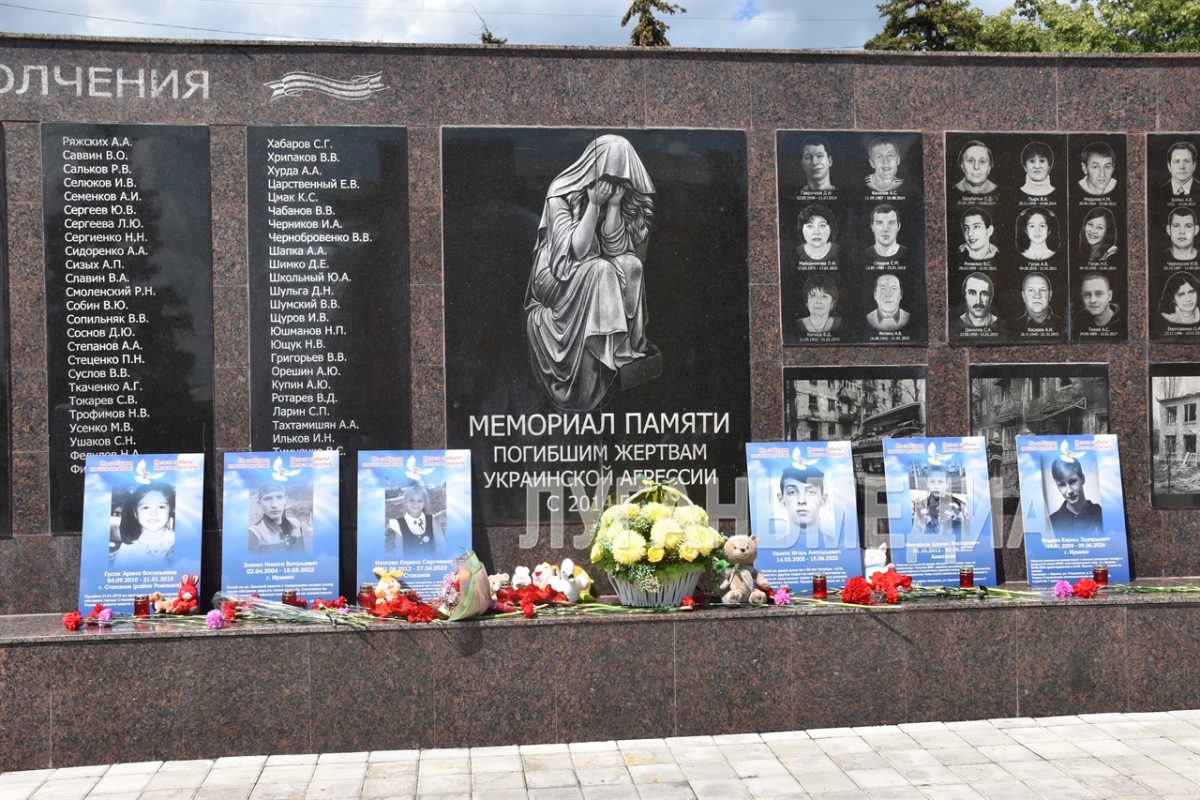 В Стаханове почтили память детей – жертв войны в Донбассе