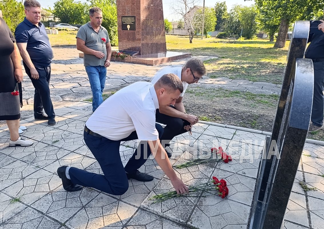 В Станице Луганской почтили память погибших 12 лет назад в результате авиаудара ВСУ