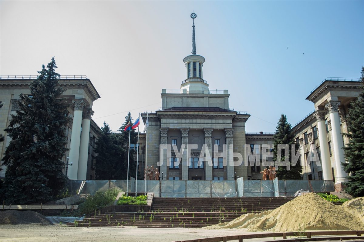 Руководители города Луганска посетили реконструкционные работы на Красной площади