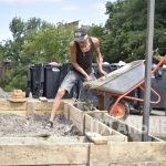В Брянке продолжаются работы по обустройству контейнерных площадок для сбора твердых коммунальных отходов