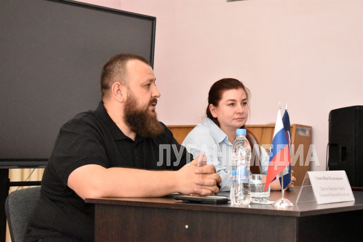 Депутат Народного Совета ЛНР Иван Санаев провел встречу с трудовыми коллективами Брянки
